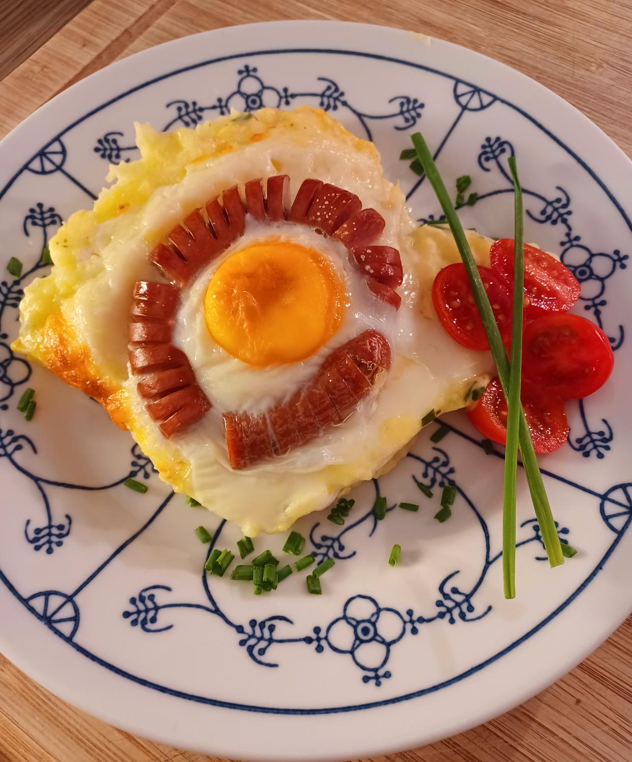 Kartoffelauflauf mit Würstchen und Ei - Rezept - kochbar.de