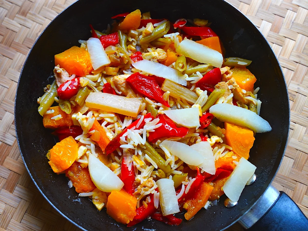 Bunte Reispfanne mit Gemüse und Früchten - Rezept - Bild Nr. 16402