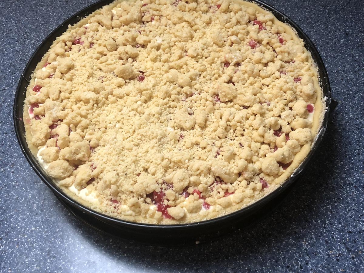 Johannisbeerkuchen Mit Quark, Schmand und Streuseln - Rezept mit Bild ...