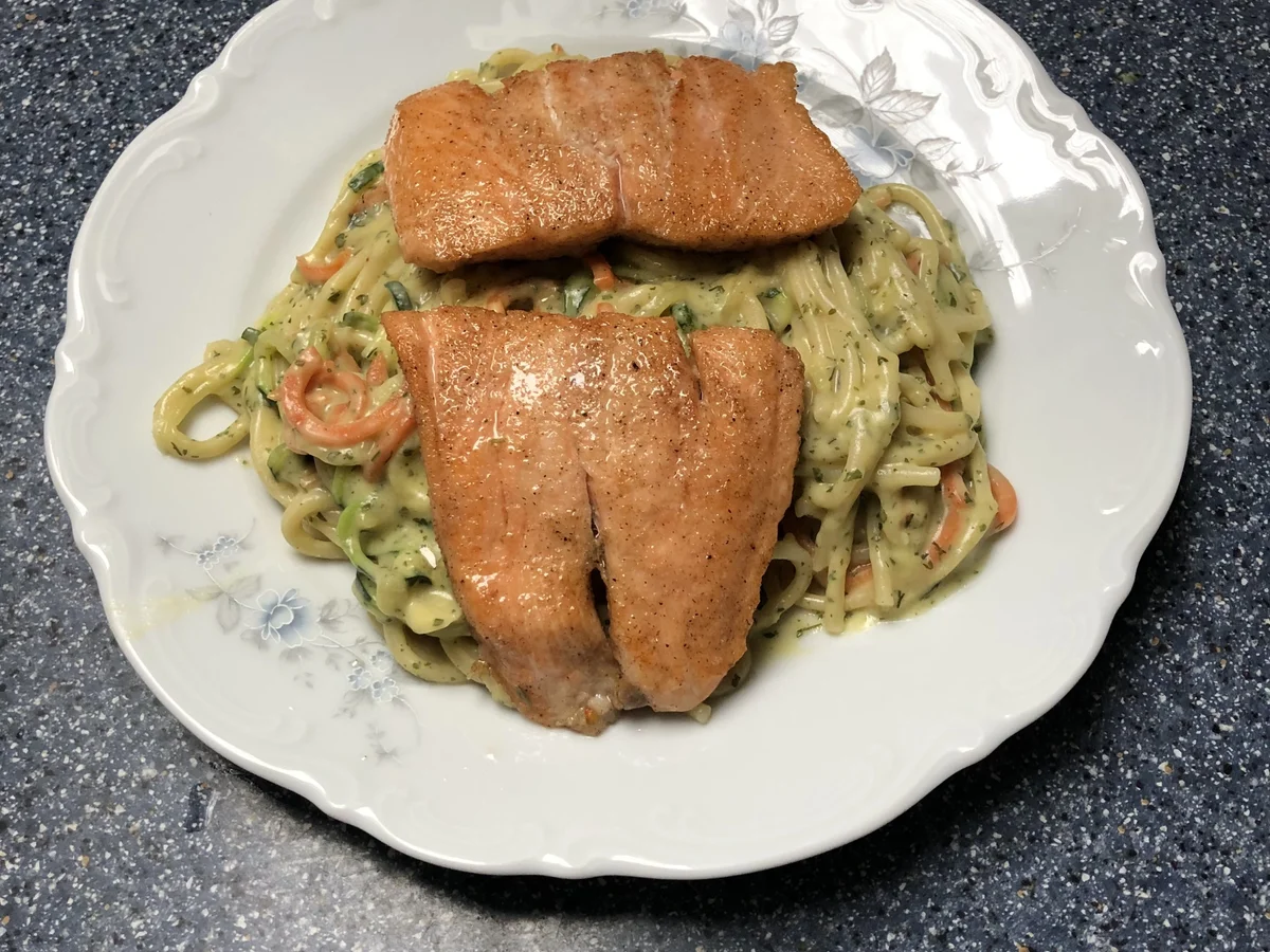 Rezept: Gemüsespaghetti mit Lachs Bild Nr. 2 Gemüsespaghetti mit Lachs - Rezept - Bild Nr. 2