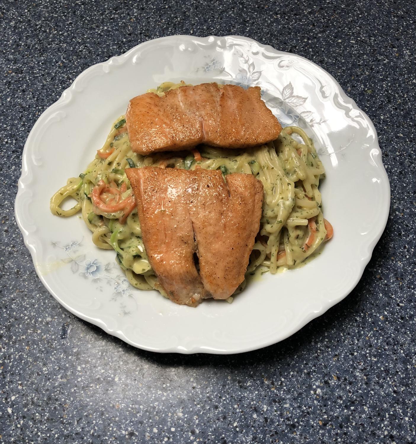 Gemüsespaghetti mit Lachs - Rezept mit Bild - kochbar.de