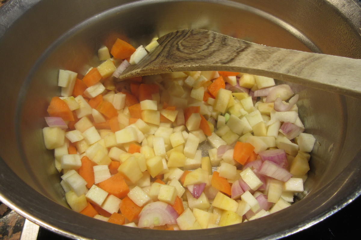 Suppen: Wurzelsuppe mit Gemüsechips - Rezept - Bild Nr. 3