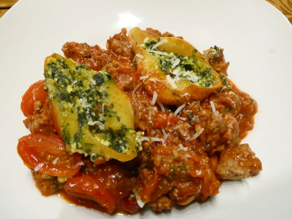 Muschelnudeln mit Spinat-Ricotta-Füllung auf Hackfleisch-Gemüse-Sauce - Rezept - Bild Nr. 16402