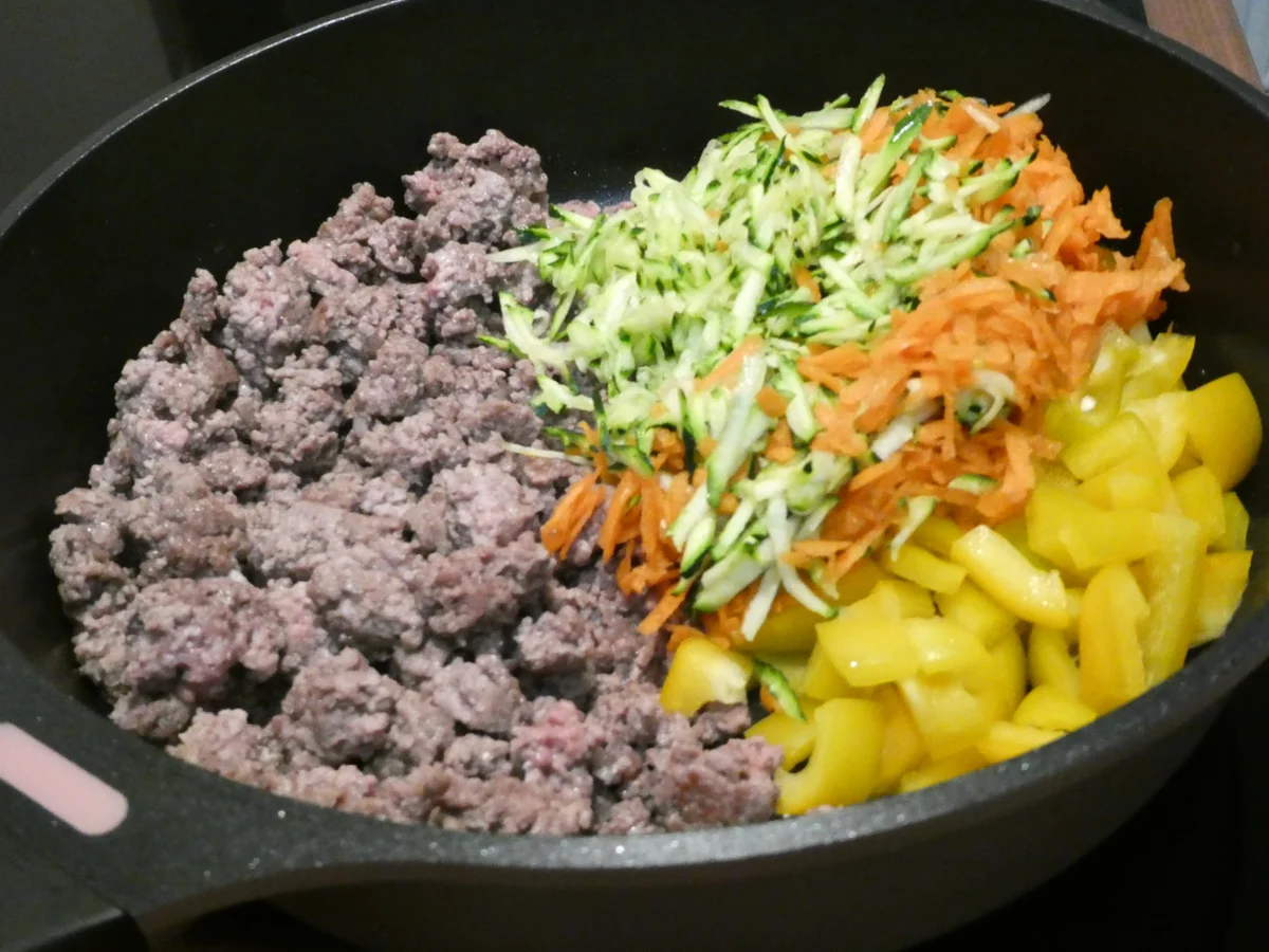 Muschelnudeln mit Spinat-Ricotta-Füllung auf Hackfleisch-Gemüse-Sauce - Rezept - Bild Nr. 16403