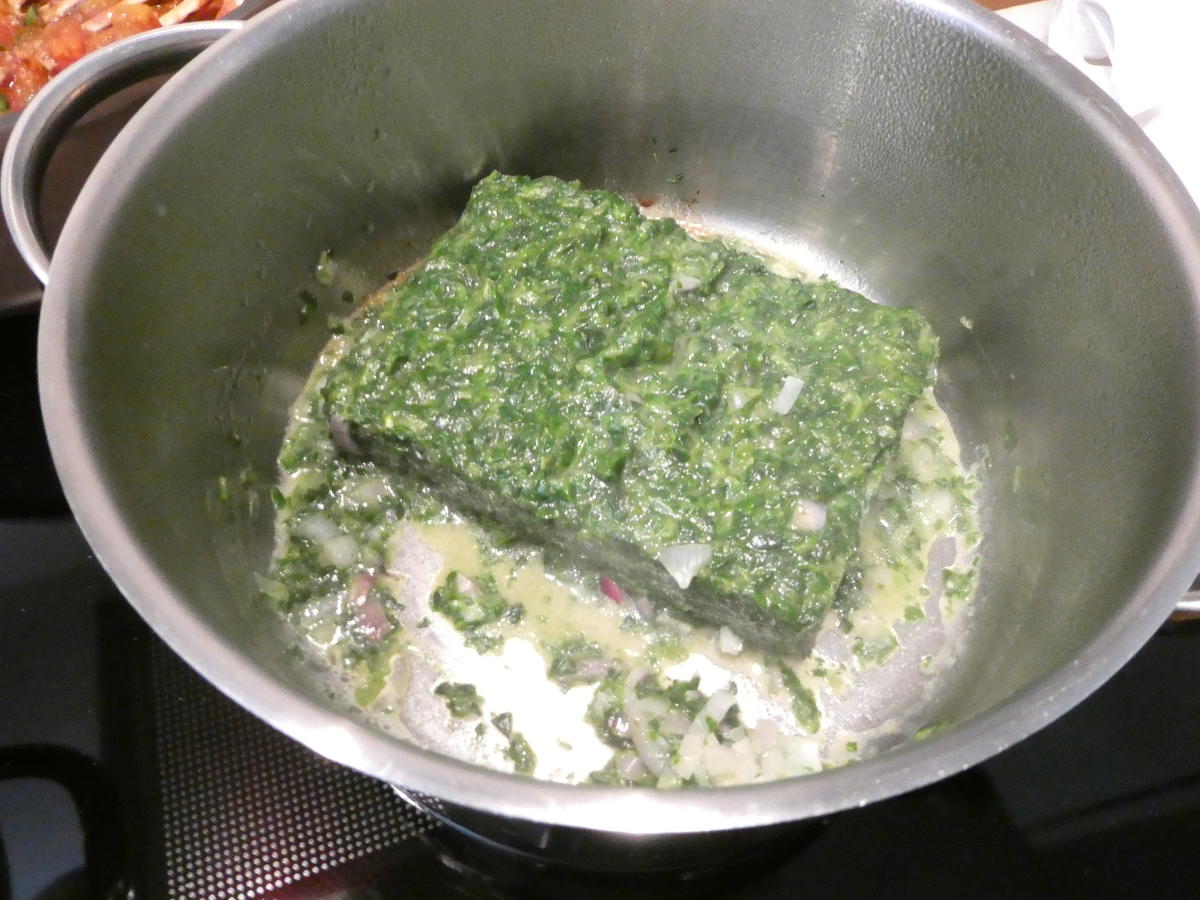Muschelnudeln mit Spinat Ricotta Füllung auf Hackfleisch Gemüse Sauce ...