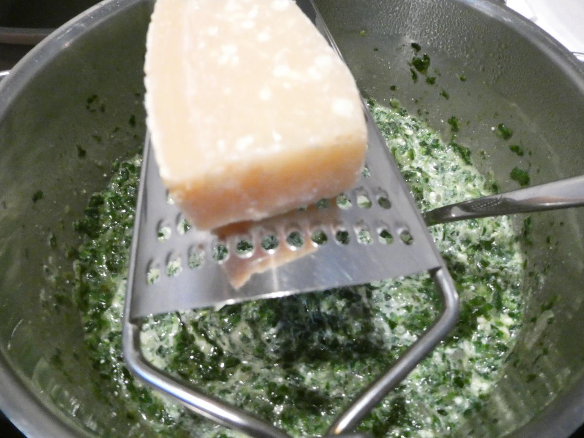 Muschelnudeln mit Spinat Ricotta Füllung auf Hackfleisch Gemüse Sauce ...