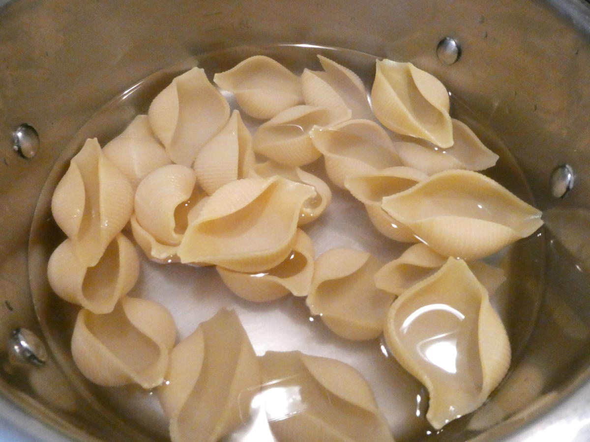 Muschelnudeln mit Spinat-Ricotta-Füllung auf Hackfleisch-Gemüse-Sauce - Rezept - Bild Nr. 16409