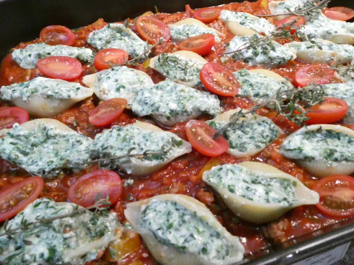 Muschelnudeln mit Spinat-Ricotta-Füllung auf Hackfleisch-Gemüse-Sauce - Rezept - Bild Nr. 16411