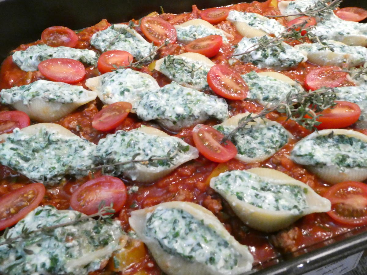 Muschelnudeln mit Spinat Ricotta Füllung auf Hackfleisch Gemüse Sauce ...