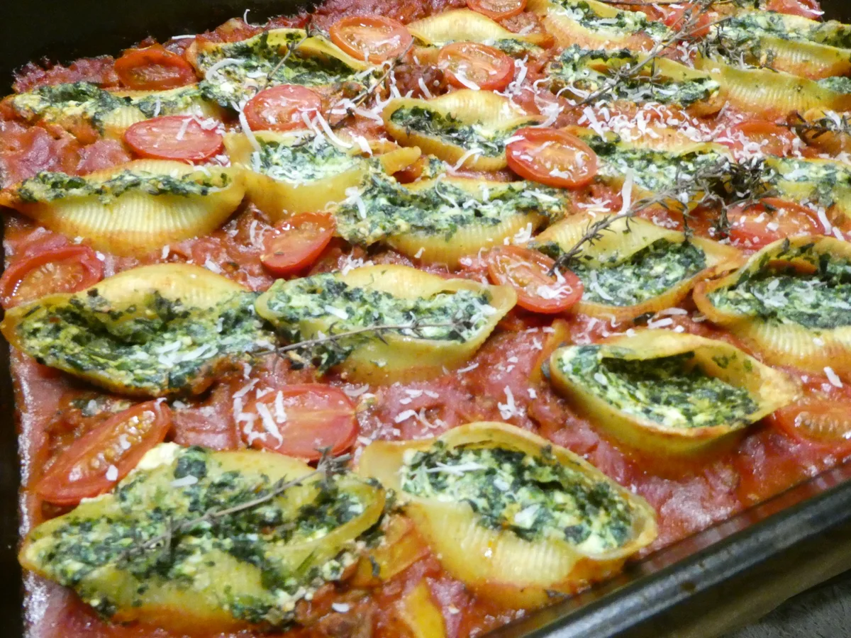 Muschelnudeln mit Spinat-Ricotta-Füllung auf Hackfleisch-Gemüse-Sauce - Rezept - Bild Nr. 16412