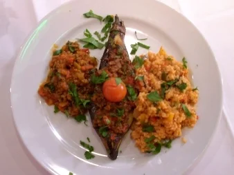 Rezept: Gefüllte Auberginen mit Gemüsebulgur - Karniyarik ve Bulgur Pilav Gefüllte Auberginen mit Gemüsebulgur - Karniyarik ve Bulgur Pilav - Rezept