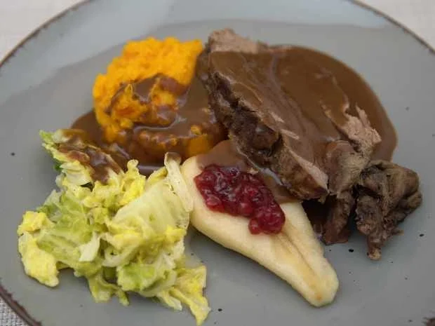 Rezept: Reh mit Süßkartoffel-Kürbisstampf und Schokoladen-Thymian Soße Bild Nr. 16406 Reh mit Süßkartoffel-Kürbisstampf und Schokoladen-Thymian Soße - Rezept - Bild Nr. 16406