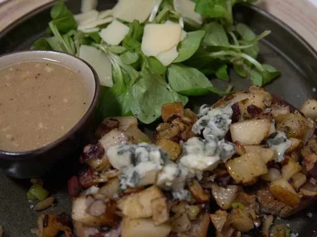 Rezept: Birnen-Nuss-Crostini an Feldsalat mit Walnussvinaigrette Bild Nr. 2 Birnen-Nuss-Crostini an Feldsalat mit Walnussvinaigrette - Rezept - Bild Nr. 2