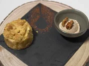 Walnusseis mit Ahornsirup und warmen Apfel Crumble mit Mandelsplittern - Rezept - Bild Nr. 2