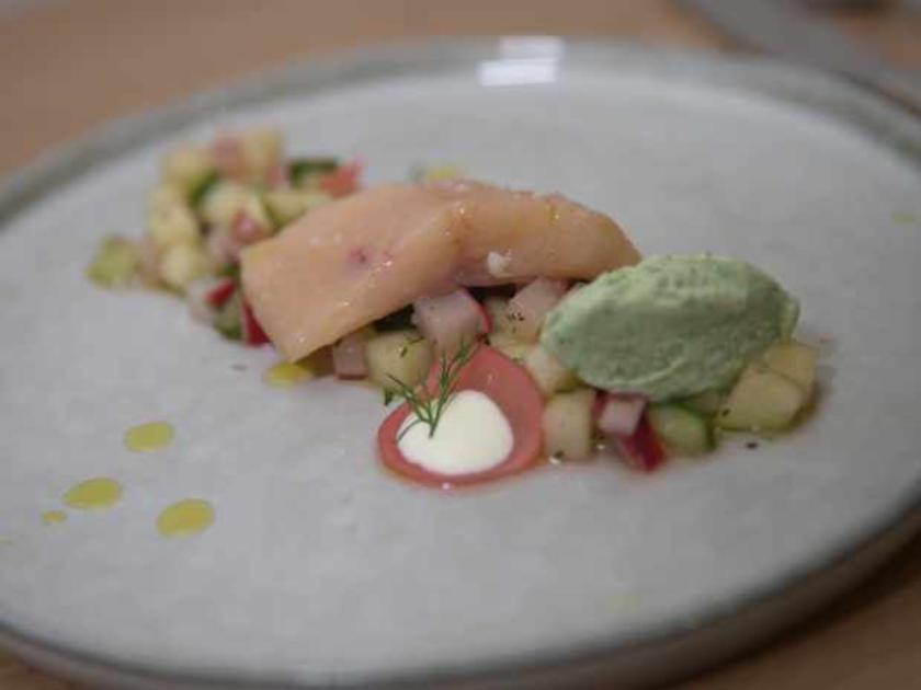 Confierte Forelle mit Apfel-Radieschen-Gurken Salat und Wasabi-Eis ...