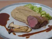 Rehrücken mit Pistazienkruste, Kartoffel-Maronen-Püree und Kräuterseitlingen - Rezept - Bild Nr. 2