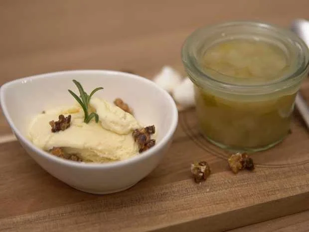 Rezept: Tonkabohnen-Eis mit Birnenkompott und Walnusscrunch Bild Nr. 16406 Tonkabohnen-Eis mit Birnenkompott und Walnusscrunch - Rezept - Bild Nr. 16406