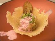 Saiblingstatar mit Parmesannest und Kürbiskern-Walnussbaguette - Rezept - Bild Nr. 2