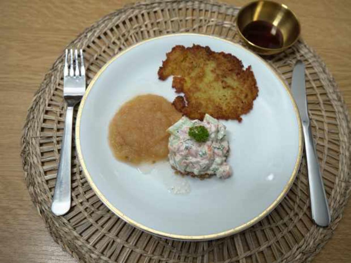 Reibekuchen mit Apfelmus und Gurken-Lachs-Häppchen - Rezept - kochbar.de