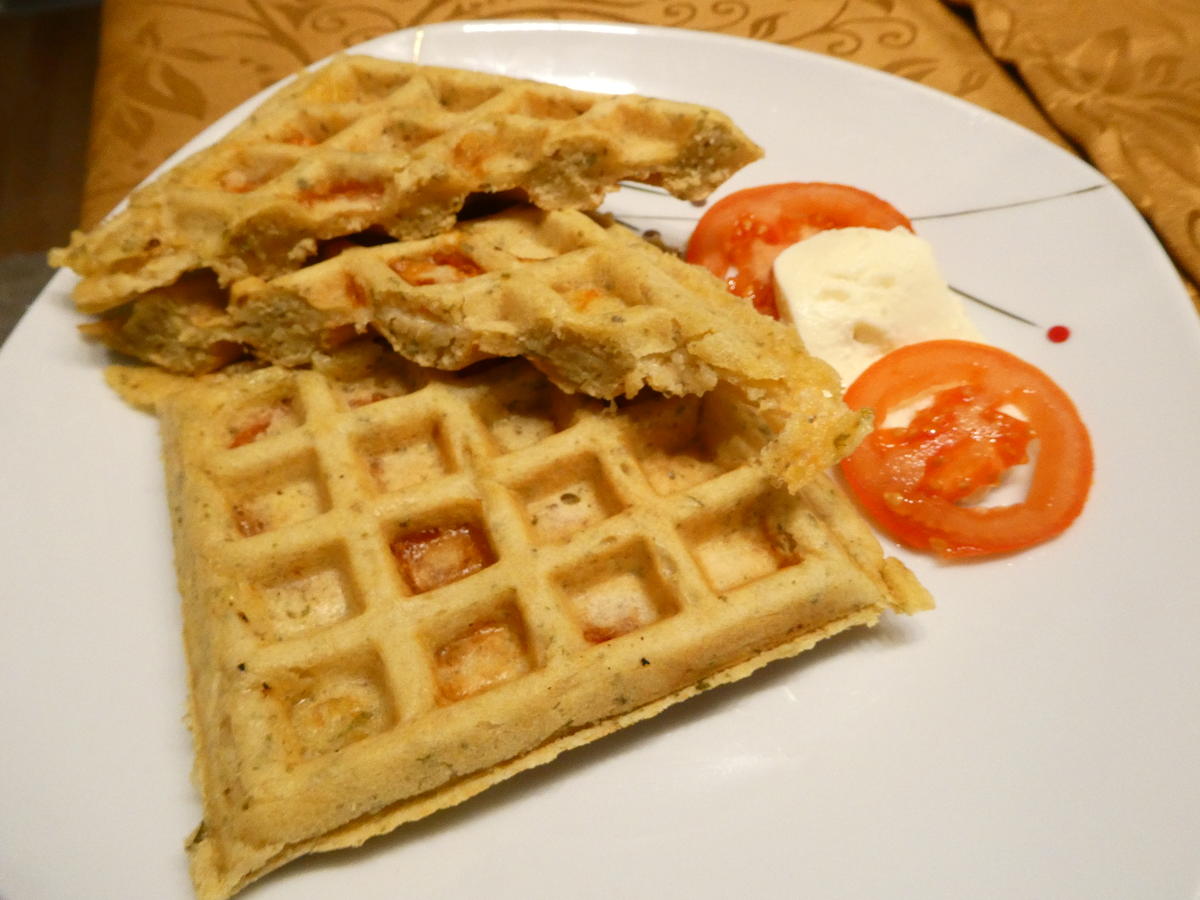 Waffeln mit Tomaten-Mozzarella-Füllung - Rezept - kochbar.de