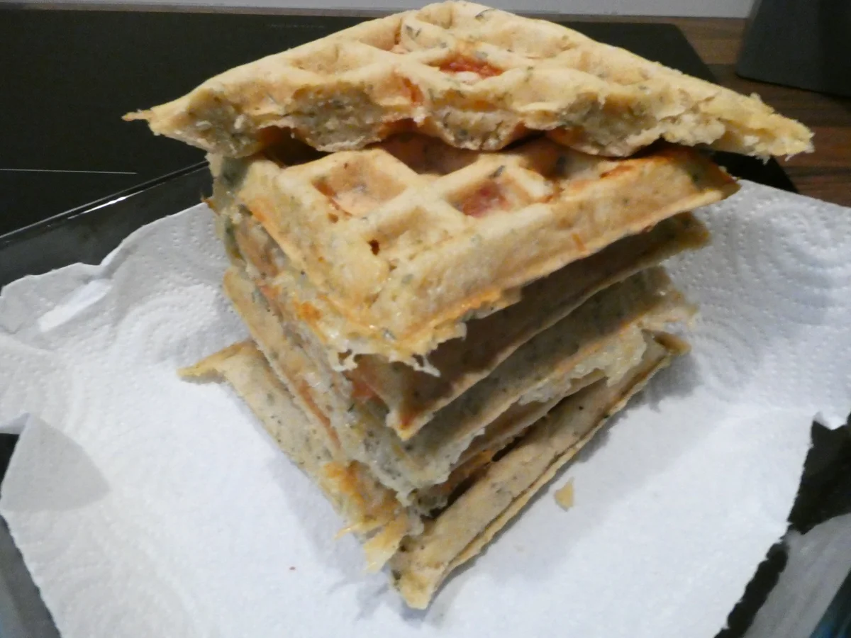 Waffeln mit Tomaten-Mozzarella-Füllung - Rezept - Bild Nr. 16416