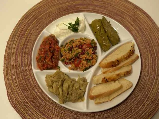 Gefüllte Weinblätter mit Auberginen-Püree und Bulgur Salat (Mezze) - Rezept - Bild Nr. 16406