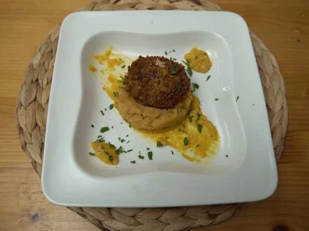 Blutwurstpraline auf Steckrübenstampf und Aprikosensenf - Rezept - Bild Nr. 2