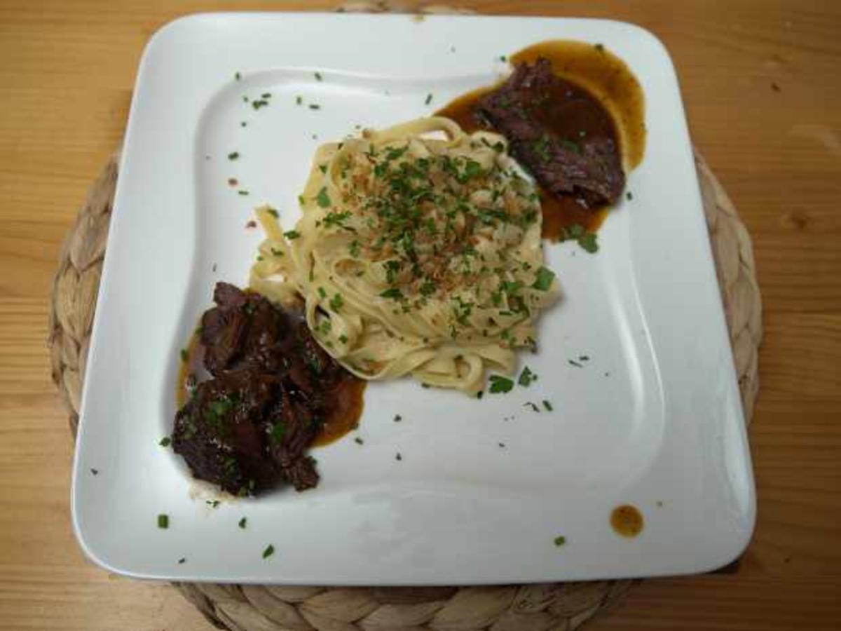 Geschmorte Ochsenbäckchen an Bratenjus mit Pasta und Schwarzwurzelragout - Rezept - Bild Nr. 2