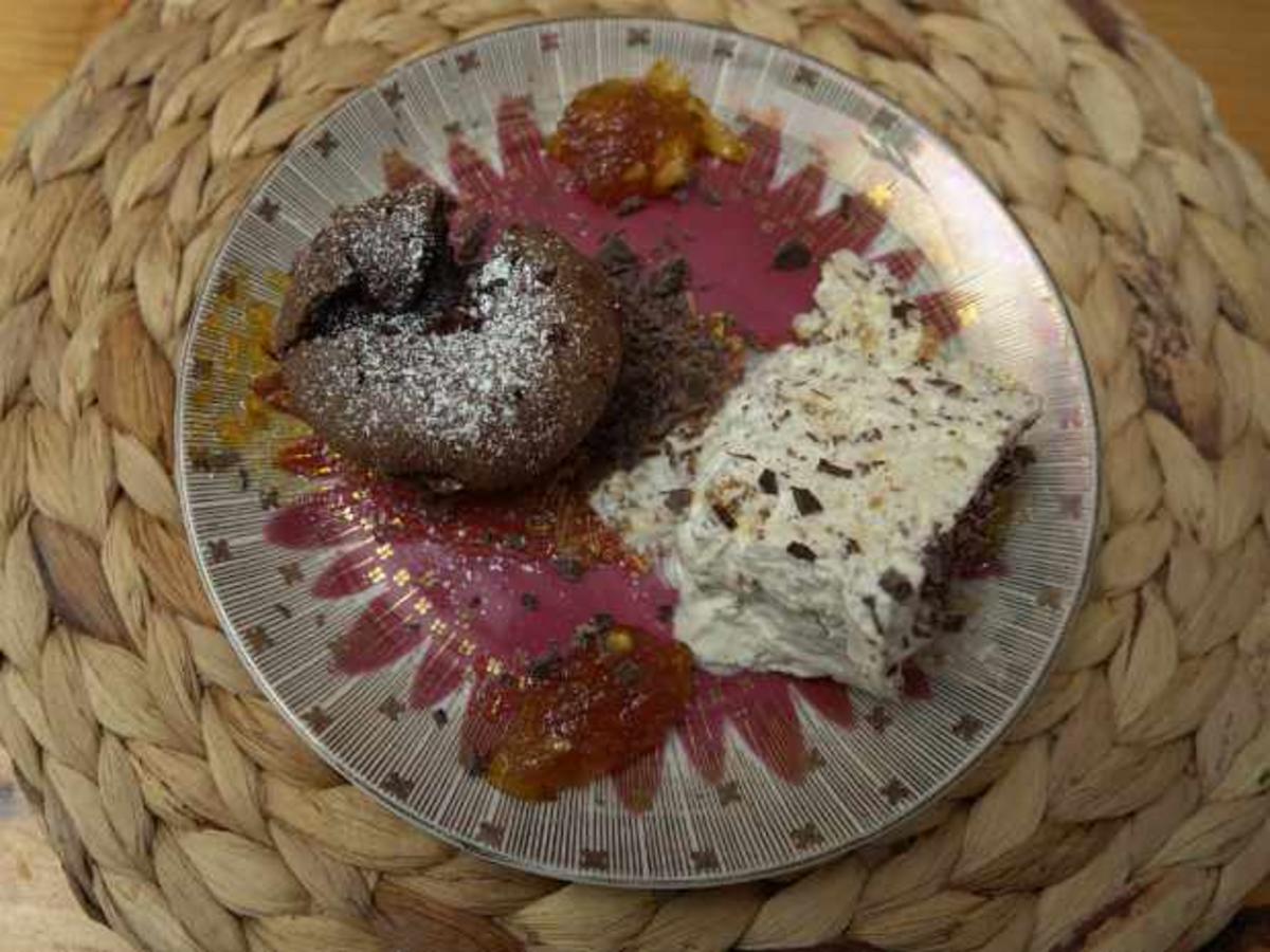Schokoküchlein mit sahniger Grillage-Torte auf Apfelmarmelade - Rezept - Bild Nr. 2