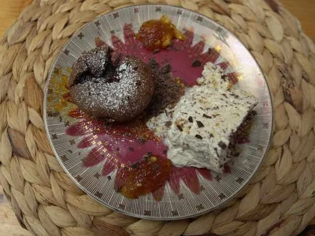 Rezept: Schokoküchlein mit sahniger Grillage-Torte auf Apfelmarmelade Bild Nr. 2 Schokoküchlein mit sahniger Grillage-Torte auf Apfelmarmelade - Rezept - Bild Nr. 2