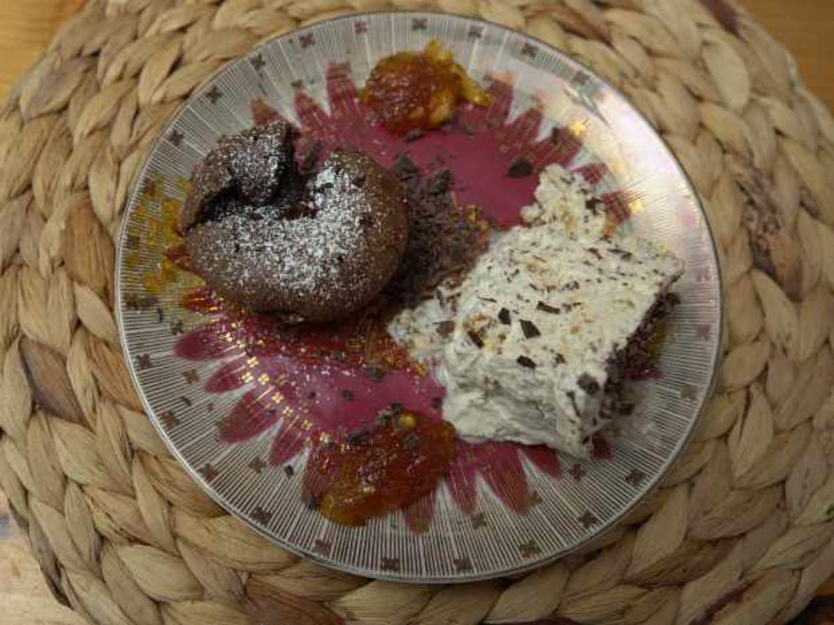 Schokoküchlein mit sahniger Grillage-Torte auf Apfelmarmelade - Rezept ...