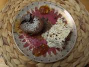 Schokoküchlein mit sahniger Grillage-Torte auf Apfelmarmelade - Rezept - Bild Nr. 2