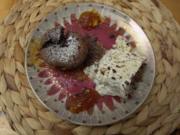 Schokoküchlein mit sahniger Grillage-Torte auf Apfelmarmelade - Rezept - Bild Nr. 2