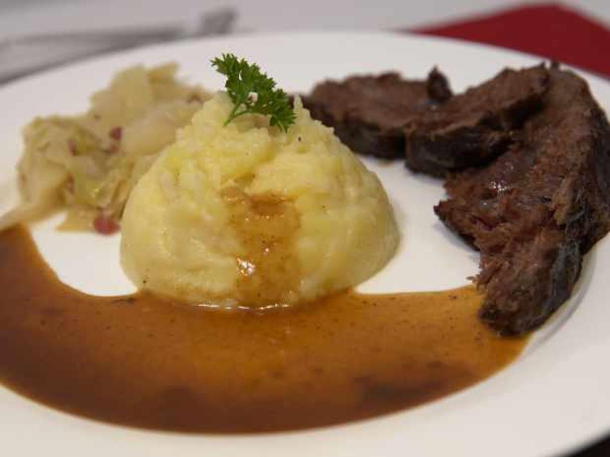 Geschmorte Ochsenbäckchen mit Kartoffelselleriestampf und Spitzkohl - Rezept - Bild Nr. 16408