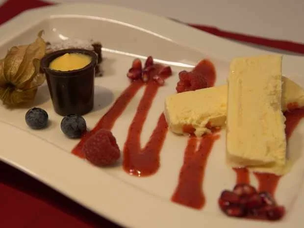 Rezept: Vanilleparfait mit Erdbeerspiegel und Pistazienbrownies Bild Nr. 16408 Vanilleparfait mit Erdbeerspiegel und Pistazienbrownies - Rezept - Bild Nr. 16408