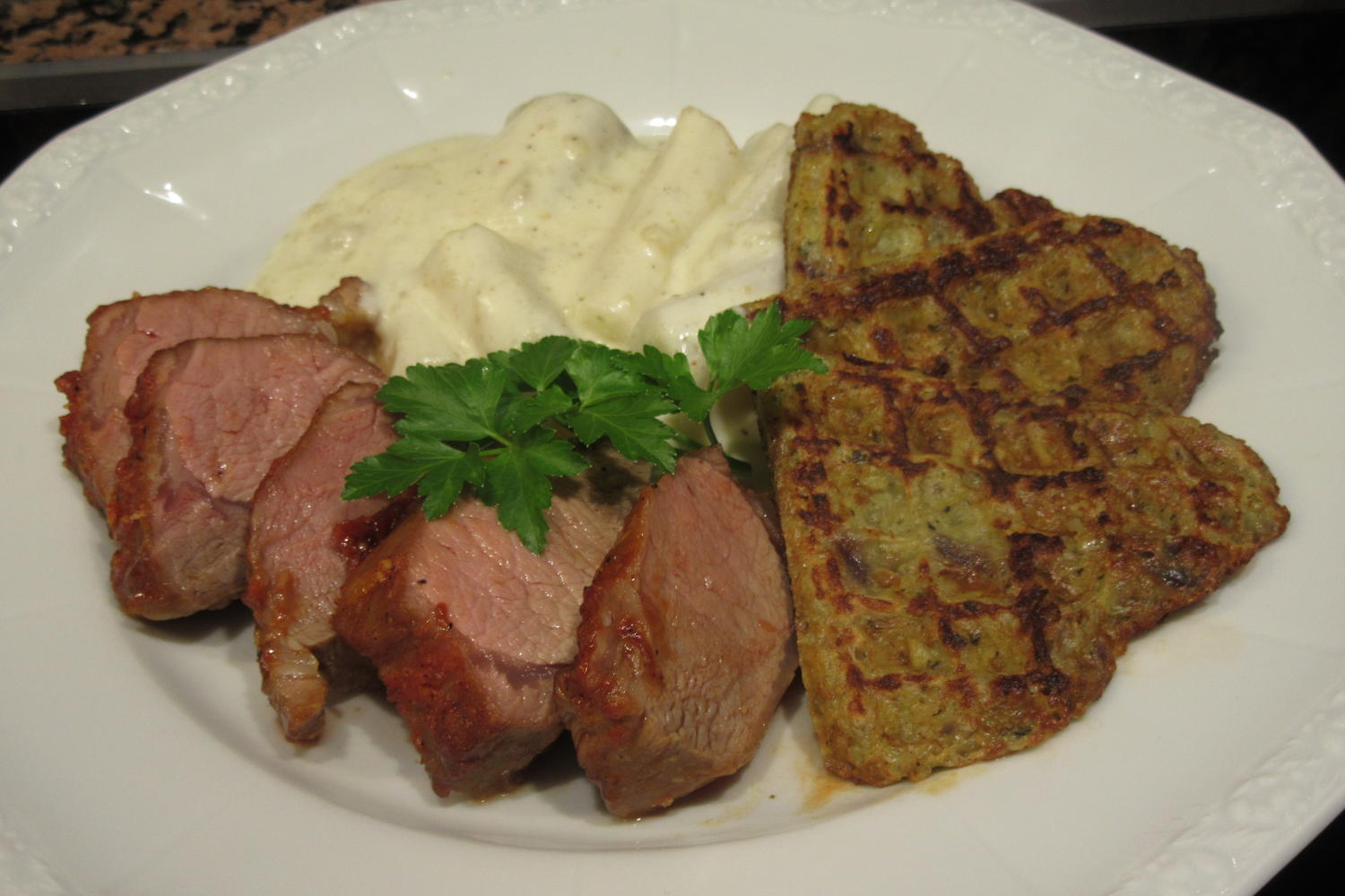 Lamm: Lammlachse mit Schwarzwurzelgemüse und Kartoffelwaffeln - Rezept ...