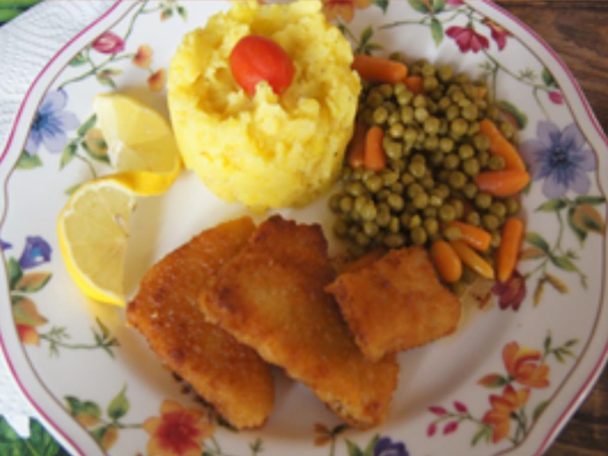 Mini-Knusper-Schnitzel mit Erbsen und Möhren und Kartoffelstampf ...