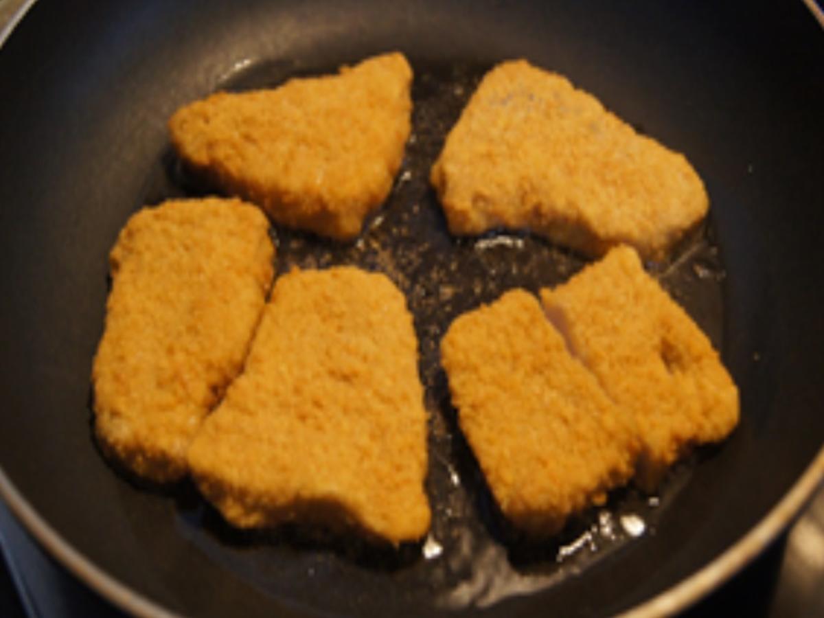 Mini-Knusper-Schnitzel mit Erbsen und Möhren und Kartoffelstampf ...