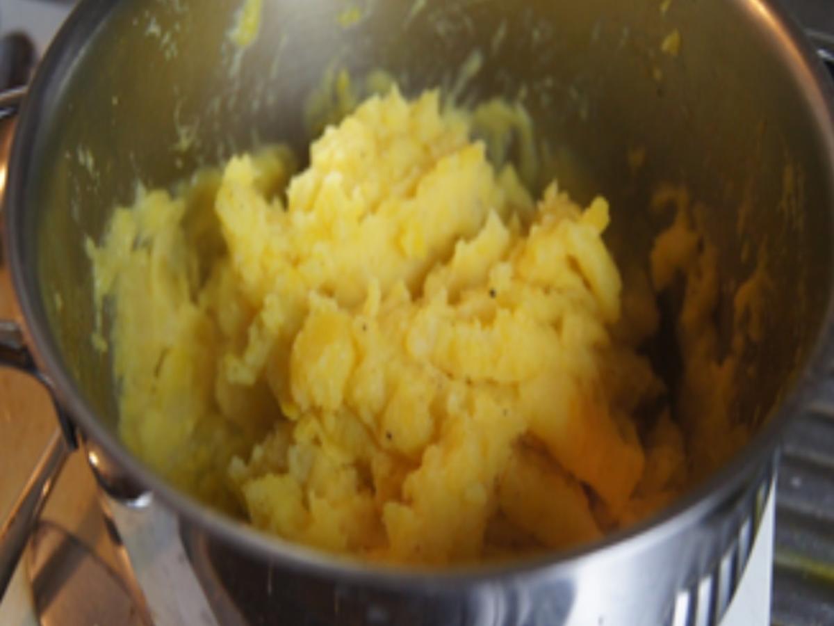 Mini-Knusper-Schnitzel mit Erbsen und Möhren und Kartoffelstampf - Rezept - Bild Nr. 11