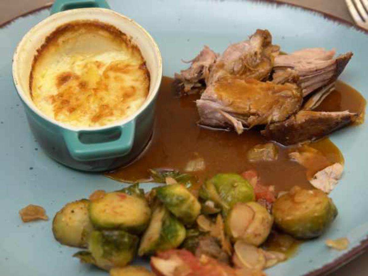 Schweinebraten mit Kartoffelgratin und Rosenkohl - Rezept - kochbar.de