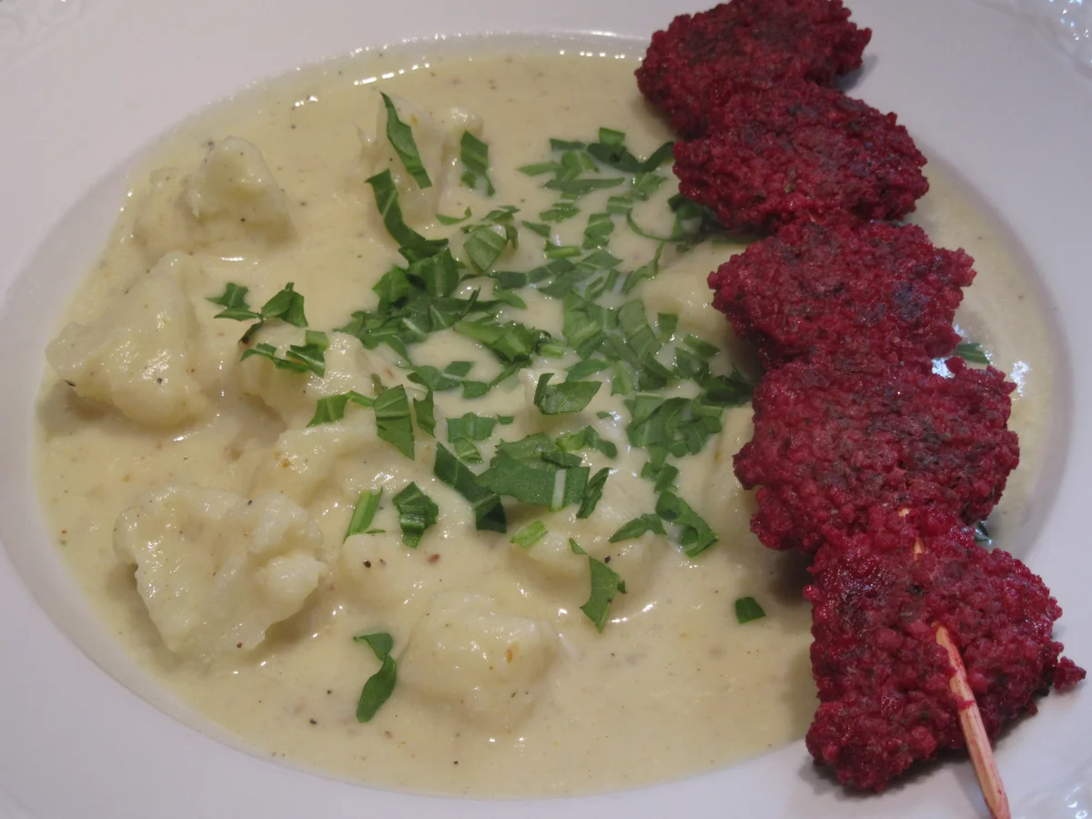 Suppen: Blumenkohlsuppe mit Rote-Bete-Waffeln - Rezept - Bild Nr. 2