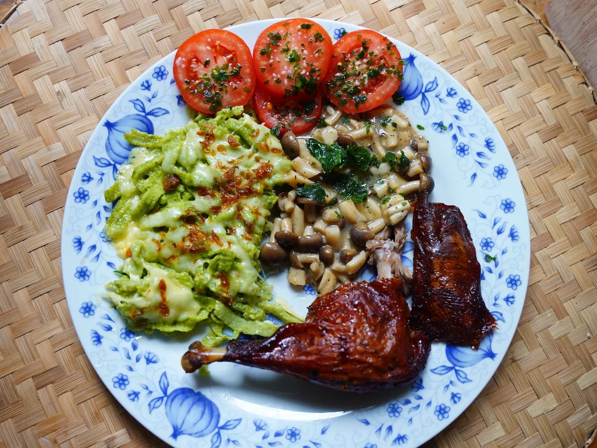 Rezept: Badische Entenkeulen mit grünen Käsespätzle und Pilzen Bild Nr. 16409 Badische Entenkeulen mit grünen Käsespätzle und Pilzen - Rezept - Bild Nr. 16409