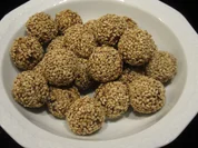 Rezept: Konfekt: Dattel-Erdnuss-Kugeln Bild Nr. 2 Konfekt: Dattel-Erdnuss-Kugeln - Rezept - Bild Nr. 2