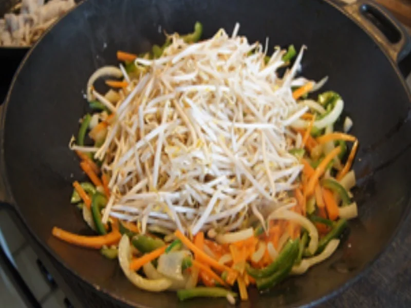 Hähnchenbrustfilet mit Sojabohnensprossen und Basmatireis mit Ei - Rezept - Bild Nr. 16429