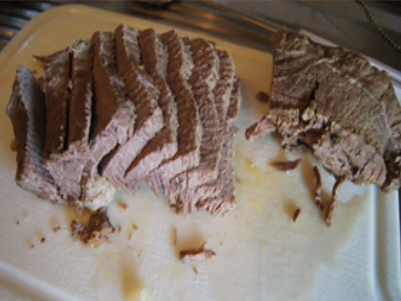 Tafelspitz und Rahm-Meerrettich-Sauce mit Sultaninen, Butter-Bundmöhren und Böhmischen Sem - Rezept - Bild Nr. 6