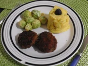 Rindfleischbuletten mit Rahm-Rosenkohl und Kartoffelstampf - Rezept - Bild Nr. 2