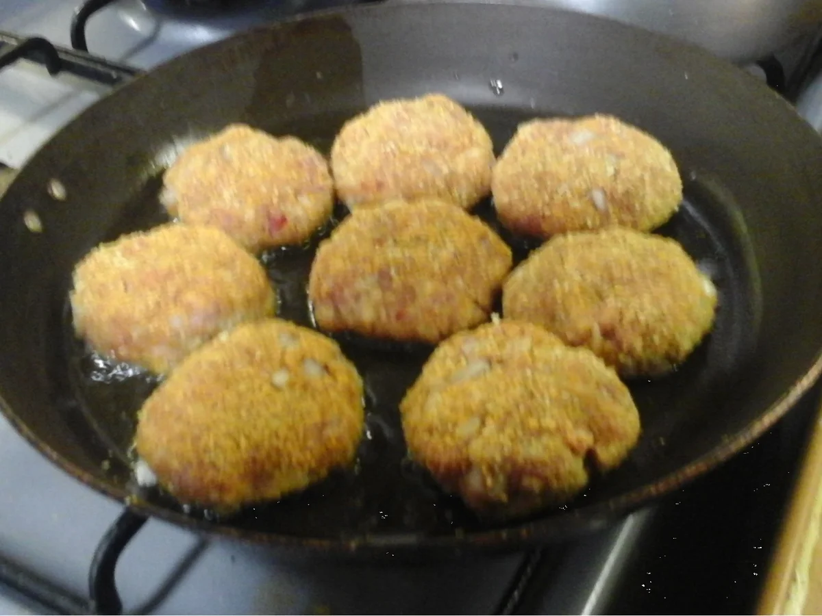 Rezept: Rindfleischbuletten mit Rahm-Rosenkohl und Kartoffelstampf Bild Nr. 8 Rindfleischbuletten mit Rahm-Rosenkohl und Kartoffelstampf - Rezept - Bild Nr. 8