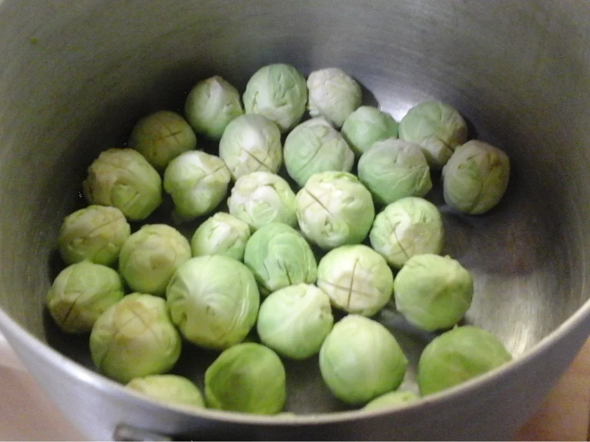 Rezept: Rindfleischbuletten mit Rahm-Rosenkohl und Kartoffelstampf Bild Nr. 11 Rindfleischbuletten mit Rahm-Rosenkohl und Kartoffelstampf - Rezept - Bild Nr. 11