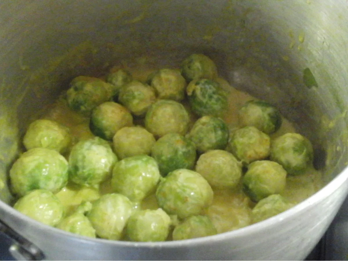 Rezept: Rindfleischbuletten mit Rahm-Rosenkohl und Kartoffelstampf Bild Nr. 12 Rindfleischbuletten mit Rahm-Rosenkohl und Kartoffelstampf - Rezept - Bild Nr. 12