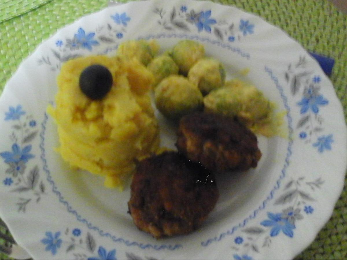 Rindfleischbuletten mit Rahm Rosenkohl und Kartoffelstampf - einfach ...